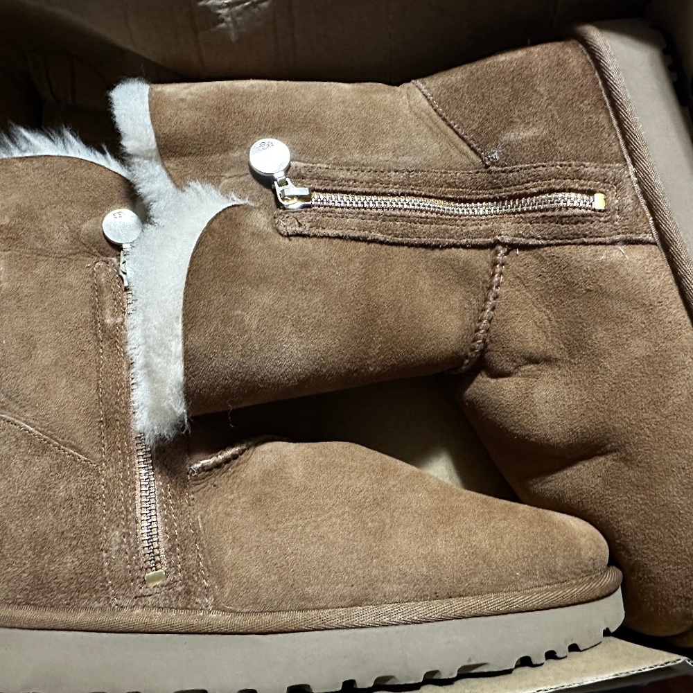 Uggg Bailey zip up boots - Picture 1 of 8
